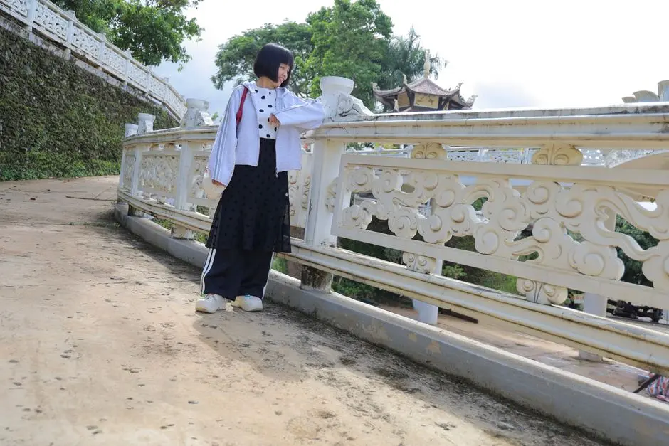 Kemeja longgar dan celana lurus sebagai gaya fashion kekinian