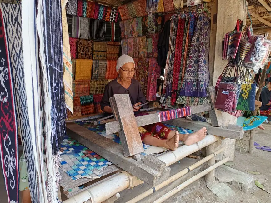 Wanita memadukan kain tradisional dengan gaya modern